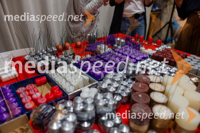 Pletenje adventnih venčkov za božični semenj Waldorfske šole Ljubljana