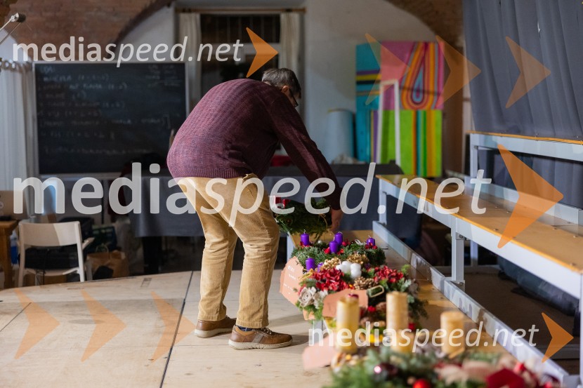 Pletenje adventnih venčkov za božični semenj Waldorfske šole Ljubljana