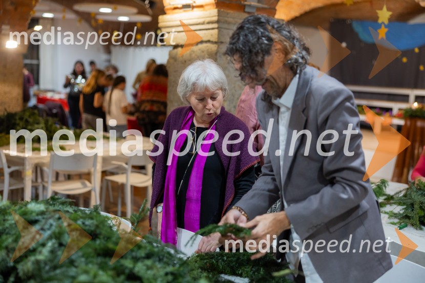 Pletenje adventnih venčkov za božični semenj Waldorfske šole Ljubljana