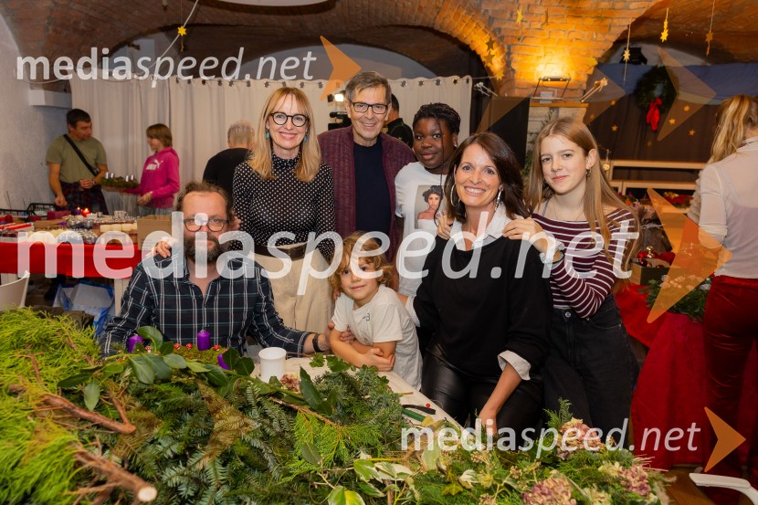 Pletenje adventnih venčkov za božični semenj Waldorfske šole Ljubljana
