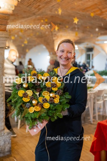 Pletenje adventnih venčkov za božični semenj Waldorfske šole Ljubljana