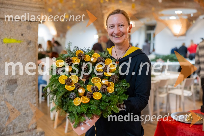 Pletenje adventnih venčkov za božični semenj Waldorfske šole Ljubljana