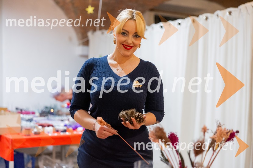 Pletenje adventnih venčkov za božični semenj Waldorfske šole Ljubljana