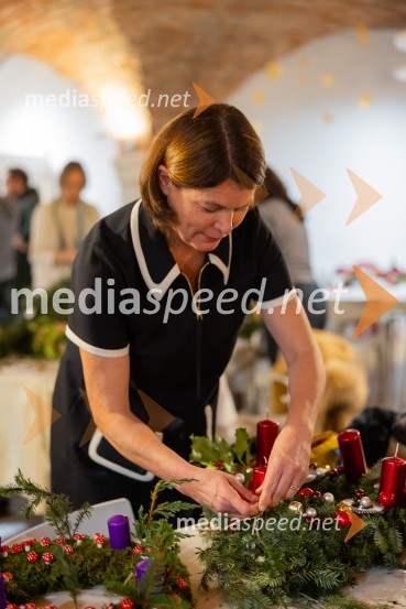 Pletenje adventnih venčkov za božični semenj Waldorfske šole Ljubljana
