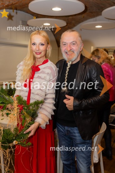 Pletenje adventnih venčkov za božični semenj Waldorfske šole Ljubljana