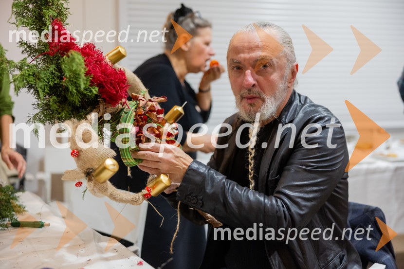 Pletenje adventnih venčkov za božični semenj Waldorfske šole Ljubljana