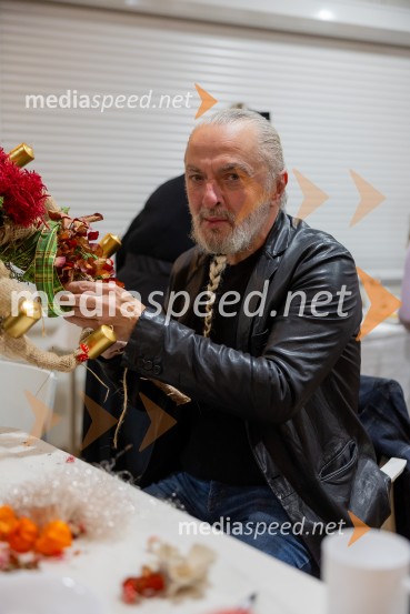 Pletenje adventnih venčkov za božični semenj Waldorfske šole Ljubljana