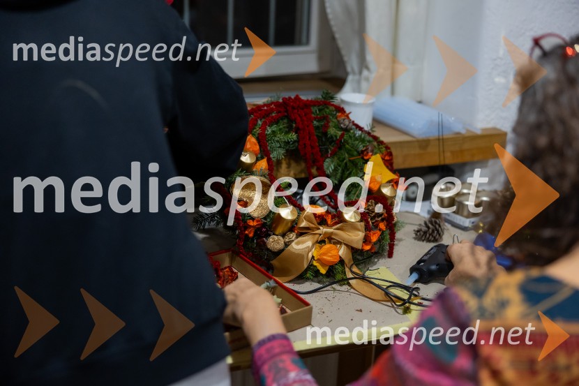 Pletenje adventnih venčkov za božični semenj Waldorfske šole Ljubljana