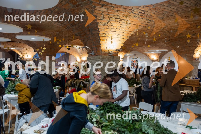 Pletenje adventnih venčkov za božični semenj Waldorfske šole Ljubljana