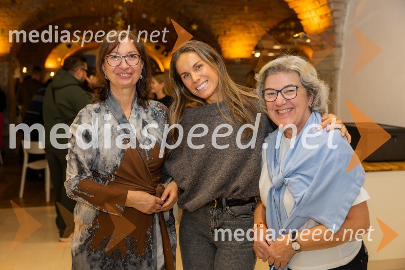 Pletenje adventnih venčkov za božični semenj Waldorfske šole Ljubljana