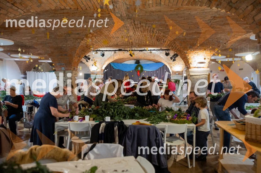 Pletenje adventnih venčkov za božični semenj Waldorfske šole Ljubljana