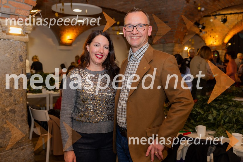 Pletenje adventnih venčkov za božični semenj Waldorfske šole Ljubljana