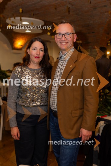 Pletenje adventnih venčkov za božični semenj Waldorfske šole Ljubljana