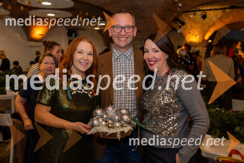 Pletenje adventnih venčkov za božični semenj Waldorfske šole Ljubljana