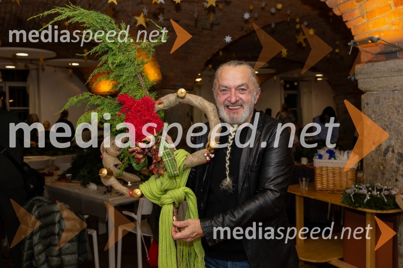 Pletenje adventnih venčkov za božični semenj Waldorfske šole Ljubljana