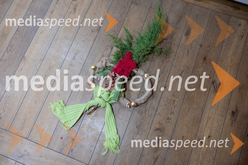 Pletenje adventnih venčkov za božični semenj Waldorfske šole Ljubljana