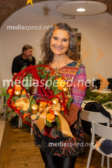 Pletenje adventnih venčkov za božični semenj Waldorfske šole Ljubljana