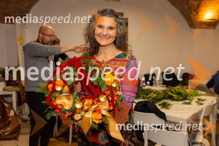 Pletenje adventnih venčkov za božični semenj Waldorfske šole Ljubljana