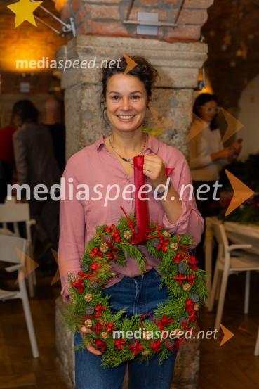 Pletenje adventnih venčkov za božični semenj Waldorfske šole Ljubljana