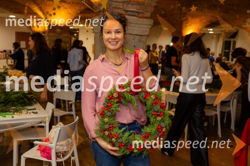 Pletenje adventnih venčkov za božični semenj Waldorfske šole Ljubljana