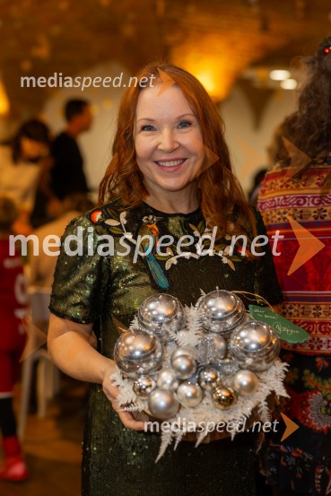 Pletenje adventnih venčkov za božični semenj Waldorfske šole Ljubljana