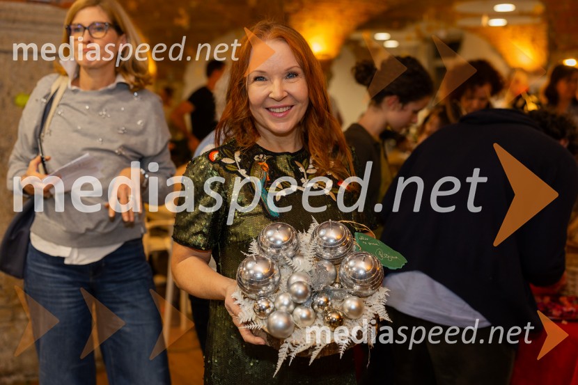 Pletenje adventnih venčkov za božični semenj Waldorfske šole Ljubljana