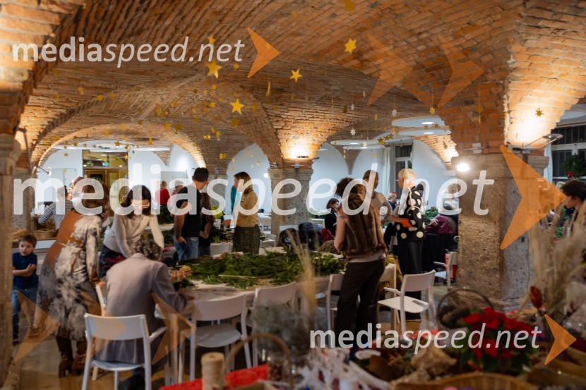 Pletenje adventnih venčkov za božični semenj Waldorfske šole Ljubljana