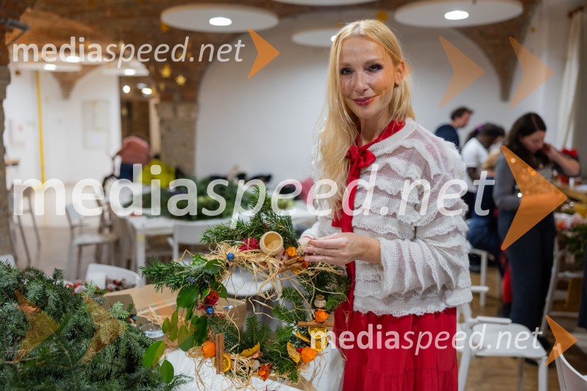 Pletenje adventnih venčkov za božični semenj Waldorfske šole Ljubljana