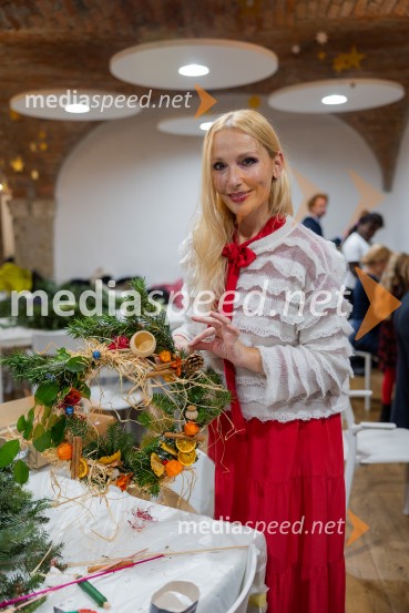 Pletenje adventnih venčkov za božični semenj Waldorfske šole Ljubljana