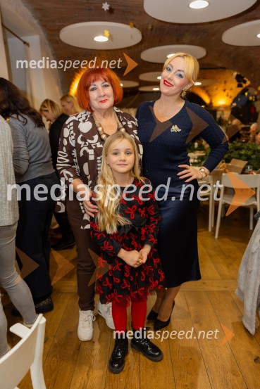 Pletenje adventnih venčkov za božični semenj Waldorfske šole Ljubljana