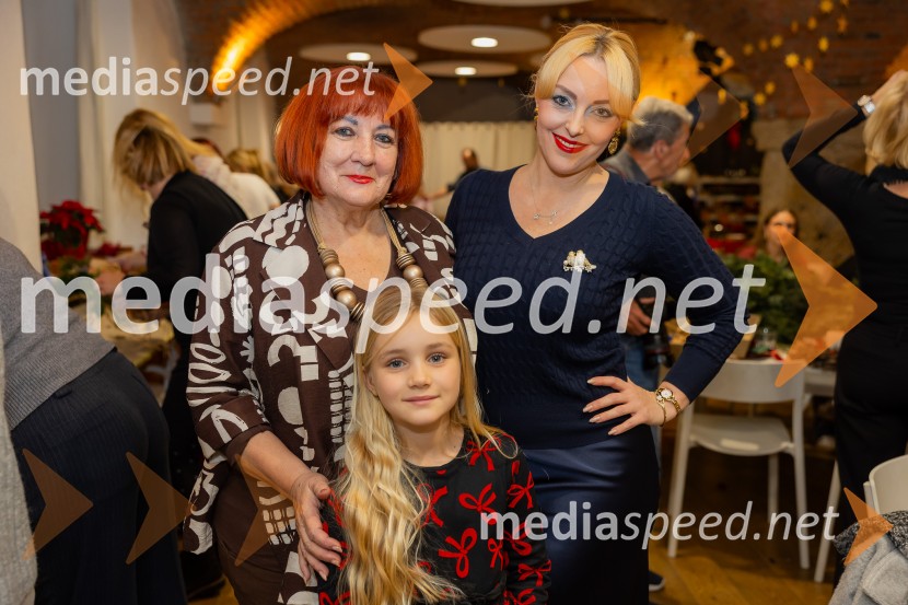 Pletenje adventnih venčkov za božični semenj Waldorfske šole Ljubljana