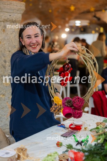 Pletenje adventnih venčkov za božični semenj Waldorfske šole Ljubljana