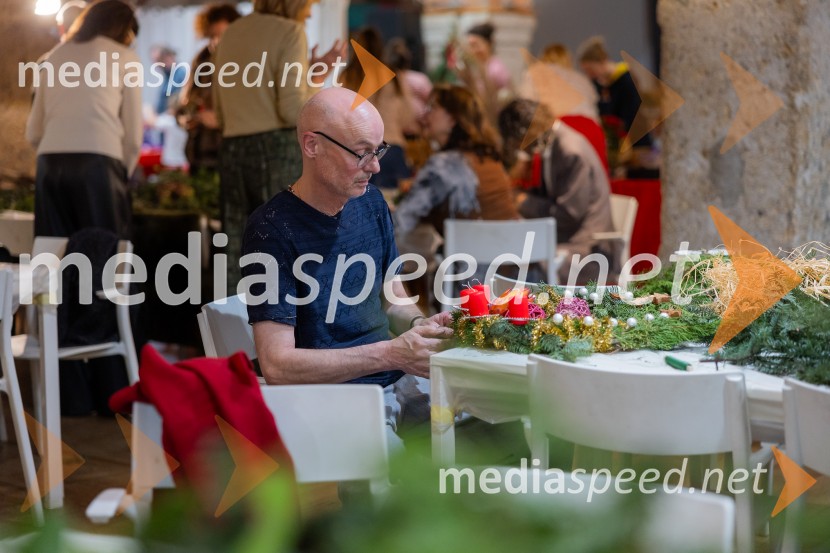 Pletenje adventnih venčkov za božični semenj Waldorfske šole Ljubljana