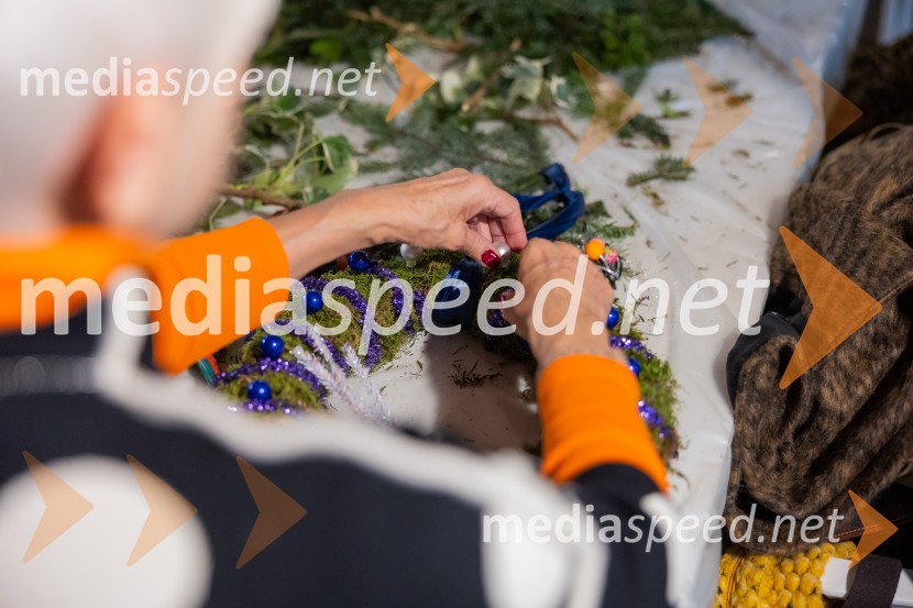 Pletenje adventnih venčkov za božični semenj Waldorfske šole Ljubljana