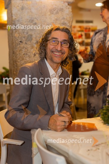 Pletenje adventnih venčkov za božični semenj Waldorfske šole Ljubljana