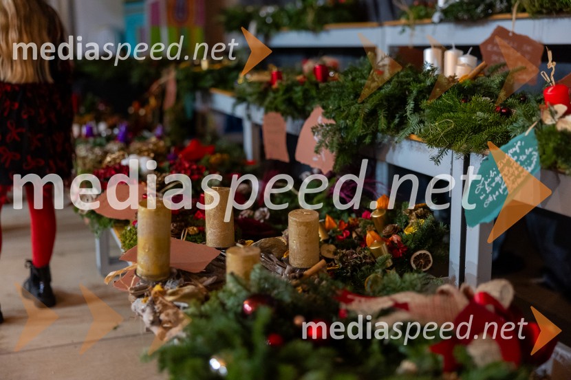 Pletenje adventnih venčkov za božični semenj Waldorfske šole Ljubljana