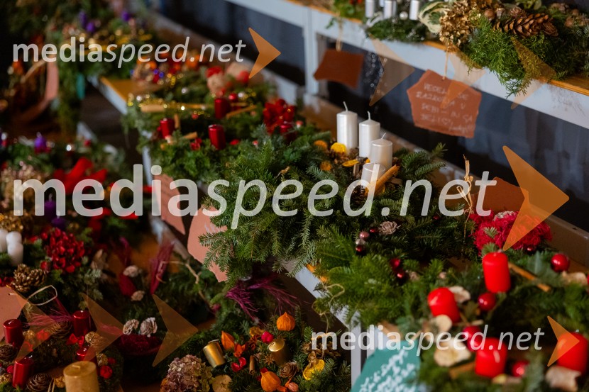 Pletenje adventnih venčkov za božični semenj Waldorfske šole Ljubljana