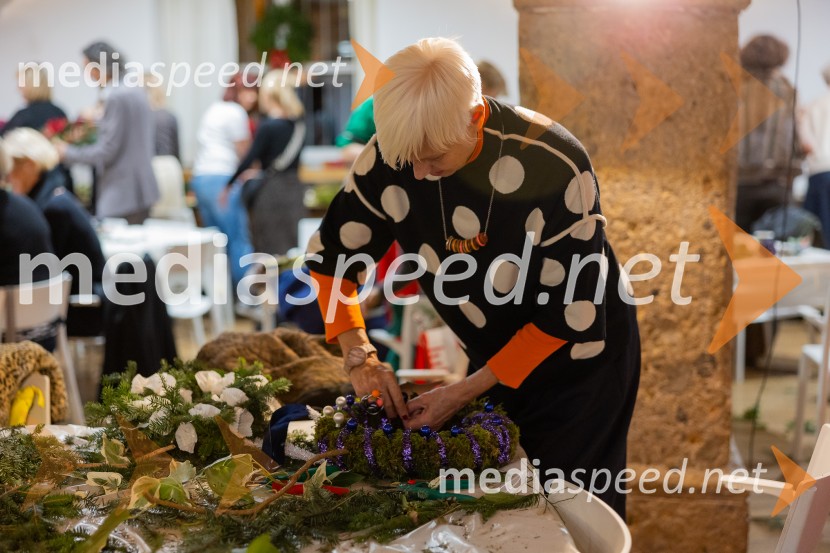 Pletenje adventnih venčkov za božični semenj Waldorfske šole Ljubljana