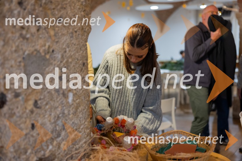 Pletenje adventnih venčkov za božični semenj Waldorfske šole Ljubljana