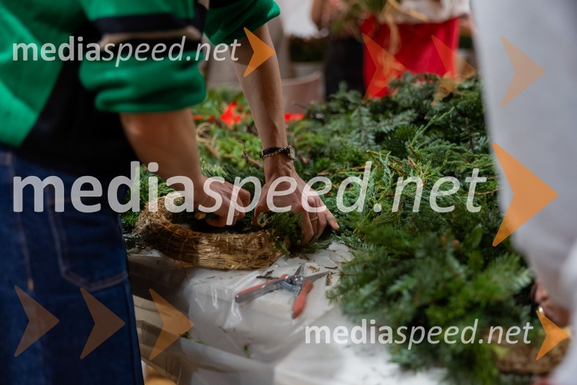 Pletenje adventnih venčkov za božični semenj Waldorfske šole Ljubljana