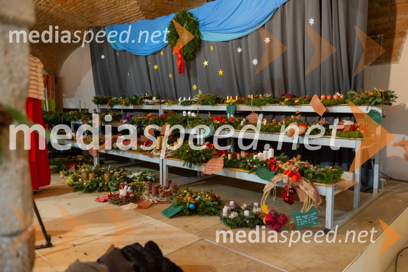 Pletenje adventnih venčkov za božični semenj Waldorfske šole Ljubljana