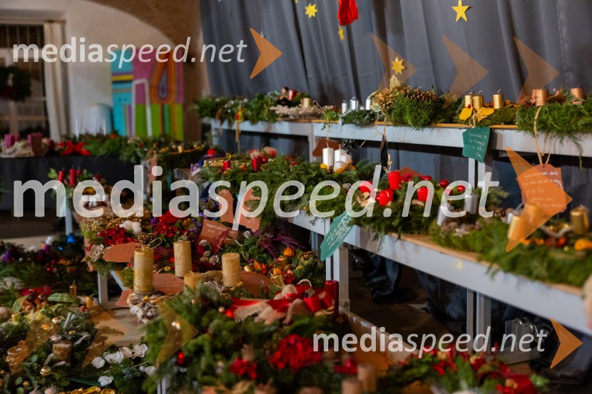 Pletenje adventnih venčkov za božični semenj Waldorfske šole Ljubljana