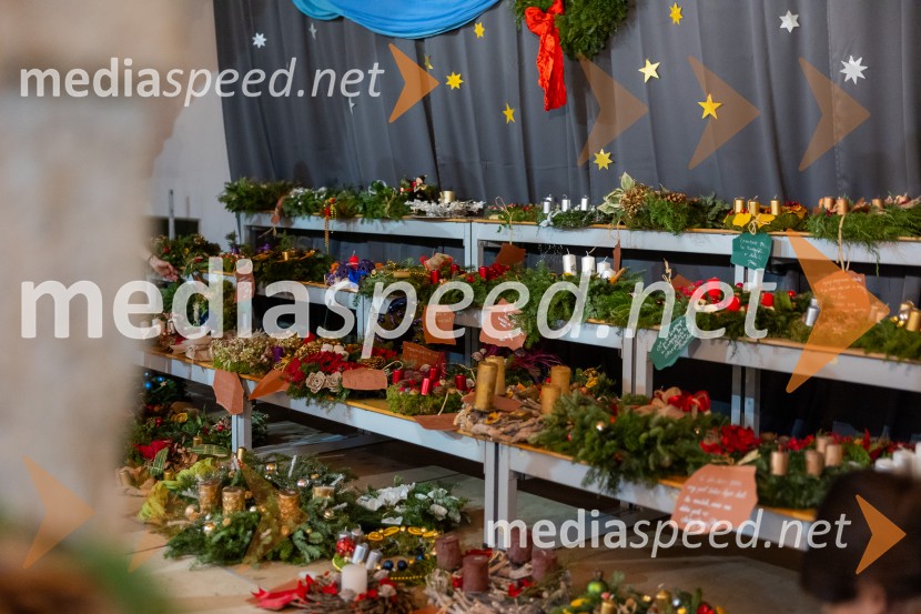 Pletenje adventnih venčkov za božični semenj Waldorfske šole Ljubljana