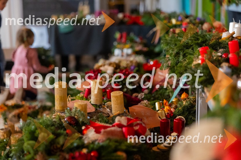 Pletenje adventnih venčkov za božični semenj Waldorfske šole Ljubljana