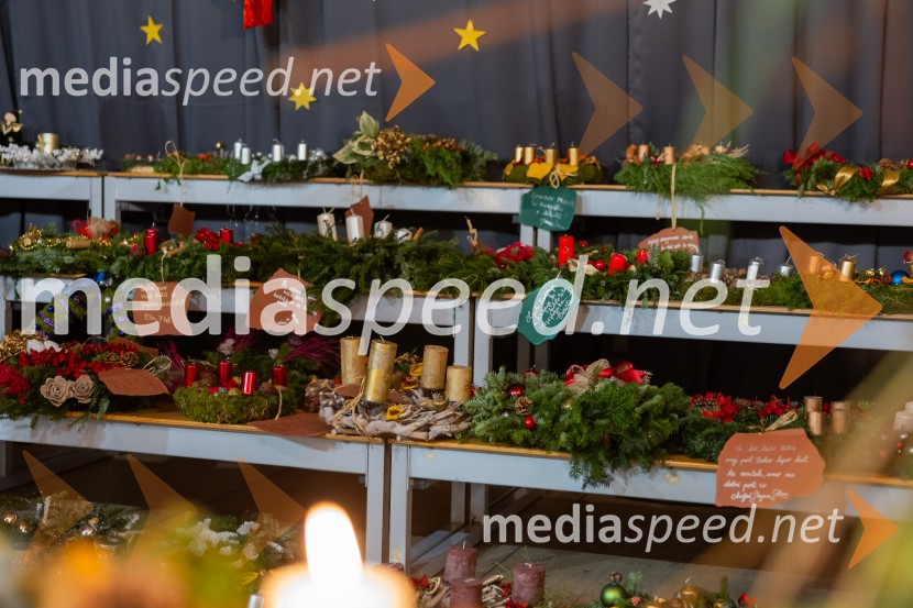 Pletenje adventnih venčkov za božični semenj Waldorfske šole Ljubljana