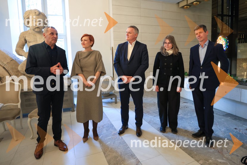  Danilo Rošker, direktor SNG Maribor; dr. Asta Vrečko, ministrica za kulturo;  ... ;  ... ;  Matevž Čelik Vidmar, direktor Muzeja za arhitekturo in oblikovanjeMinistrica dr. Asta Vrečko v SNG Maribor: energetska sanacija uspešno zaključena