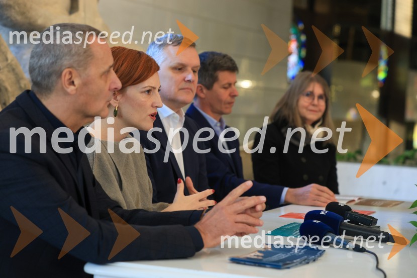  Danilo Rošker, direktor SNG Maribor; dr. Asta Vrečko, ministrica za kulturo;  ... ;  ... ;  ... Ministrica dr. Asta Vrečko v SNG Maribor: energetska sanacija uspešno zaključena