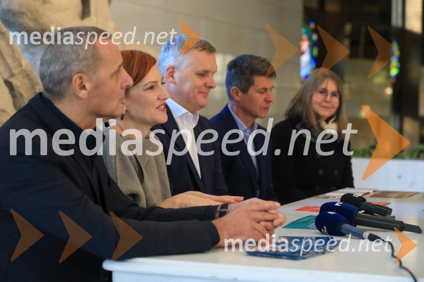  Danilo Rošker, direktor SNG Maribor; dr. Asta Vrečko, ministrica za kulturo;  ... ;  ... ;  ... Ministrica dr. Asta Vrečko v SNG Maribor: energetska sanacija uspešno zaključena