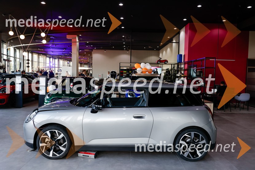 Srečanje v prenovljenem salonu AutoWallis Ljubljana