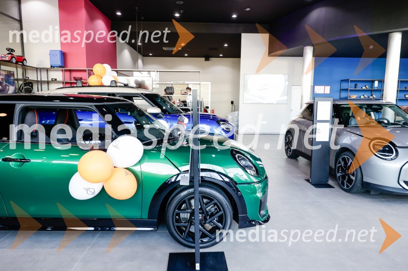 Srečanje v prenovljenem salonu AutoWallis Ljubljana